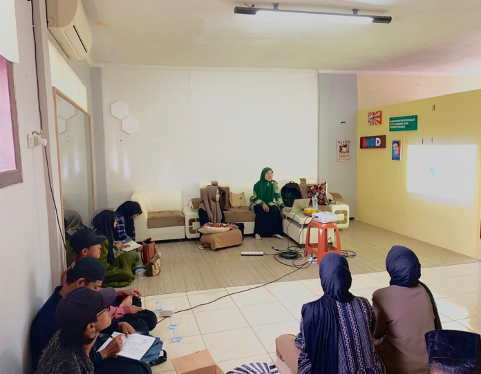 Pelatihan penulisan berita oleh HMPS KPI UNUGHA Cilacap